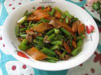 家常菜芹菜胡萝卜炒肉