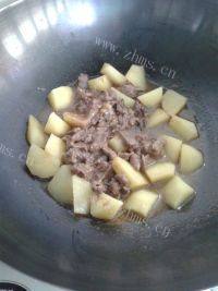 家常菜土豆焖牛肉做法图解8)