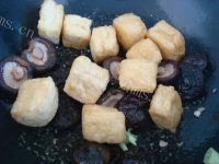 家常的香菇焖油豆腐油条的做法图解四