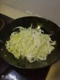 营养的白菜香菇肉丸煲做法图解4)