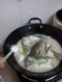 美味的鲫鱼豆腐汤做法图解8)