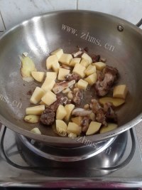 家常菜土豆焖排骨做法图解5)