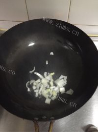 家常菜蒜苗炒香菇做法图解5)