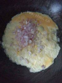 美味的咖喱炒饭做法图解5)
