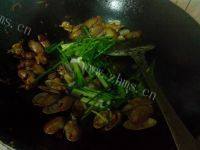 美味的葱炒花蛤做法图解12)
