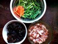 色香味俱全的蒜苔木耳炒肉做法图解1)