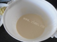 色泽鲜亮的蒜香茄条做法图解3)