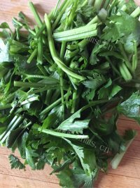 家常菜木耳炒芹菜做法图解2)