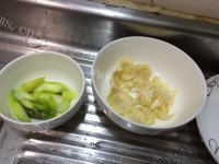 美味的百合炒虾球做法图解6)