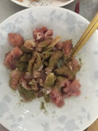 美味的孜然羊肉做法图解3)