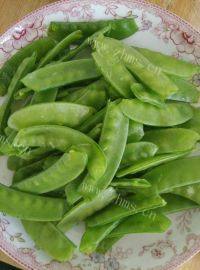 家常菜荷兰豆炒腊肉做法图解1)