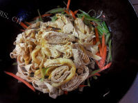 质嫩爽口的芹菜炒豆皮做法图解5)