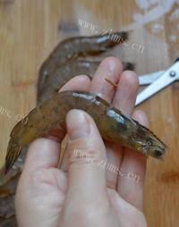 美味的孜然烤虾做法图解2)