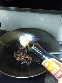 垂涎欲滴的鹌鹑蛋红烧肉做法图解9)