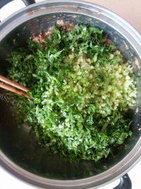 好吃的芹菜猪肉虾仁水饺做法图解6)