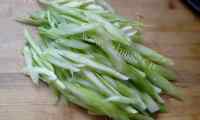 家常菜芹菜炒腐竹做法图解1)