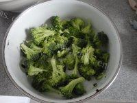 木耳炒西兰花自制做法图解2)