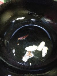 营养的酸菜炖排骨做法图解6)
