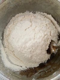 自制红糖核桃饼干做法图解5)