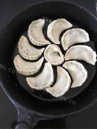 好吃的韭菜虾皮鸡蛋煎饺做法图解7)