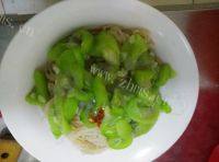 可口的丝瓜粉丝蒸做法图解4)