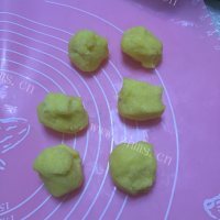 自制椰蓉花型面包做法图解6)