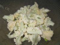 诱人的腊肉炒菜花做法图解2)