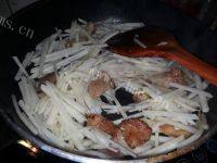 家常菜凉薯炒肉做法图解3)