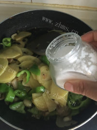 好吃的尖椒豆豉炒土豆片做法图解9)