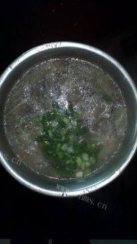 美味的平菇肉片汤
