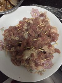 诱人的孜然牙签肉做法图解6)