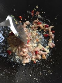 香飘十里的蒜苔炒肉做法图解6)