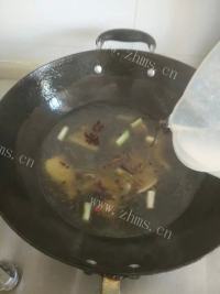 家常菜丑鱼豆腐汤做法图解6)