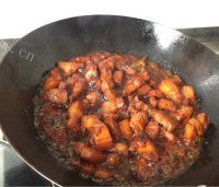 好吃的五花肉炖土豆做法图解3)