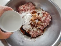 美味的红烧狮子头做法图解5)