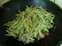好吃蛋香猪蹄炒四季豆做法图解9)