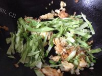 美味的洋白菜鸡蛋炒饭做法图解2)