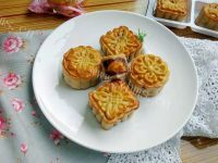 美味的紫薯蛋黄月饼做法图解17)