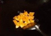 美味的拔丝草莓咕噜肉做法图解3)