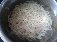 自制青菜肉丝炒面做法图解4)