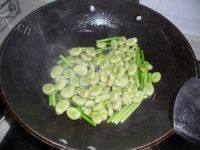家常菜蒜苗炒蚕豆做法图解4)