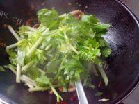 鲜香美味芹菜炒鱿鱼做法图解8)