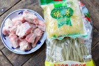 好吃的酸菜炖排骨做法图解1)