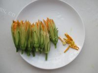 超简单酥炸南瓜花做法图解4)