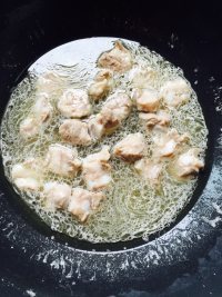 家常菜青豆爆脆骨做法图解4)