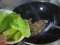 好吃不腻的肉片炒莴笋做法图解6)