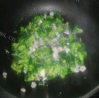 口感饱满的西兰花炒虾仁做法图解8)