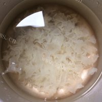 美味的紫薯百合银耳羹做法图解2)