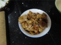 家常菜莴笋炒肉做法图解3)