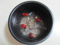 美味的紫米葡萄粥做法图解4)